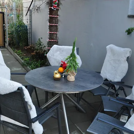 2 Mit Garten شقة *